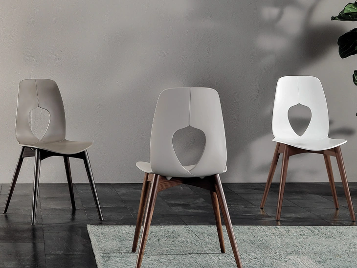 Sedia Hole Wood con gambe in legno e seduta in polipropilene di Tonin Casa