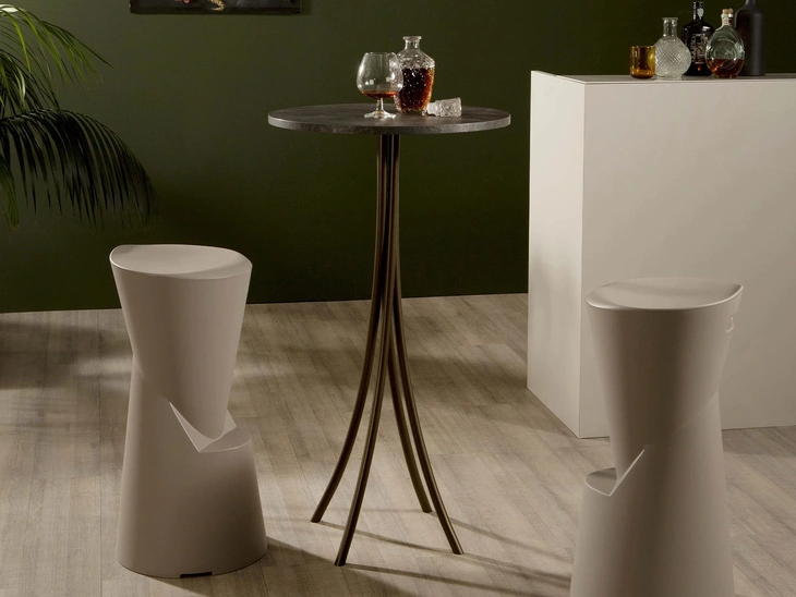 Sgabello Batik creato da un unico pezzo di polietilene di Tonin Casa