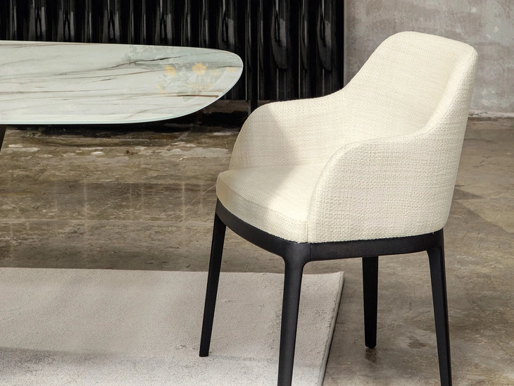 Sedia in tessuto con braccioli Cleo di Tonin Casa