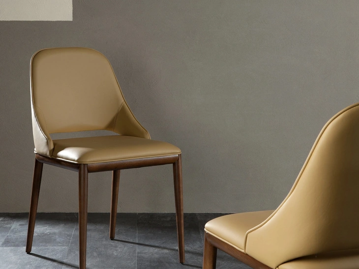 Sedia Malva con seduta rivestita pelle di Tonin Casa