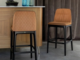 Sgabello Mivida Élite con trapuntatura a rombi sullo schienale di Tonin Casa