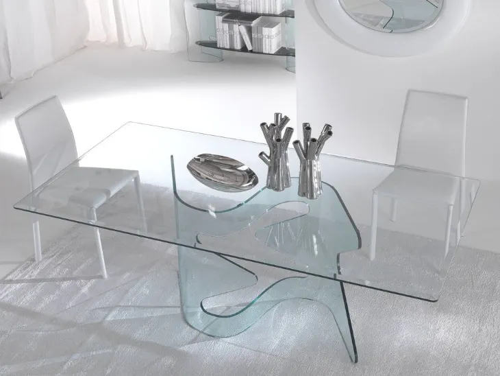 Tavolo di design Axel in cristallo con base curvata de La Vetreria