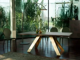 Tavolo Celtis base in metallo e top legno di Tonin Casa