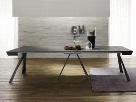 Tavolo Joker con struttura in metallo e piano in legno melaminico di Zamagna