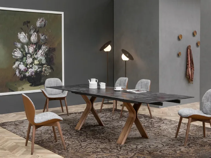Tavolo Still con struttura in legno e top in ceramica di Tonin Casa