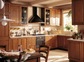Cucina di pregio in massello di castagno, alternanza di ante chiuse e cassetti, 2 vetrine, cappa di design, Diana di S75