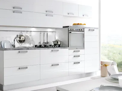 Cucina dalla finitura bianca laccata lucida, ante cieche con comode maniglie in acciaio, piano lavoro grigio, Vania di S75